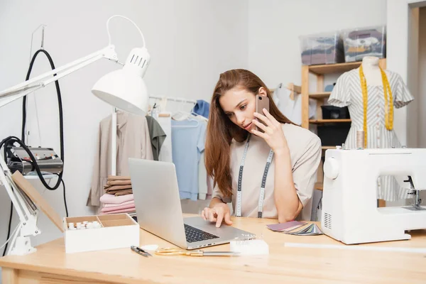 ファッションデザイナーのシームレスストレス女性は、クライアントとオンラインで動作します,コールと縫製のための注文を取ります服 — ストック写真