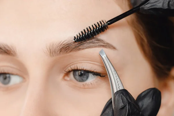 Pinzette Master depilazione dei capelli sopracciglia nelle donne, correzione sopracciglia — Foto Stock