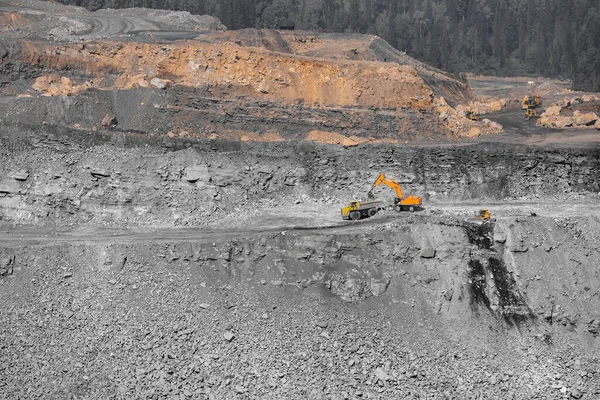 Trabajos en la industria minera a cielo abierto de grandes excavadoras amarillas para carga y minería de carbón — Foto de Stock