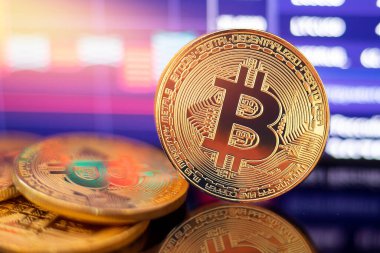Grafik diyagramının arka planında altın Bitcoin kripto para birimi