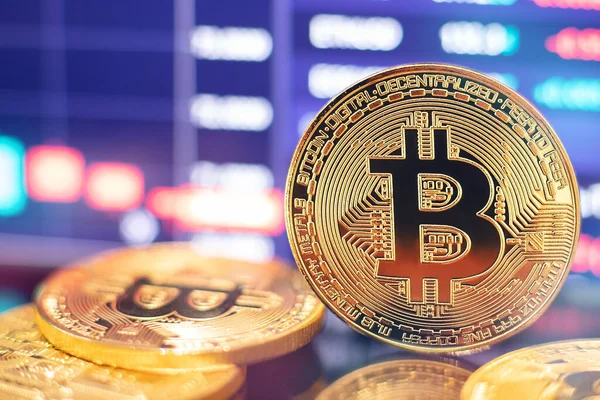 Grafik diyagramının arka planında altın Bitcoin kripto para birimi