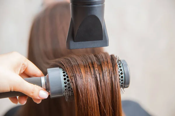 El cuidado del cabello de cerca en el salón de belleza, efecto spa, maestro seca el secador de pelo — Foto de Stock