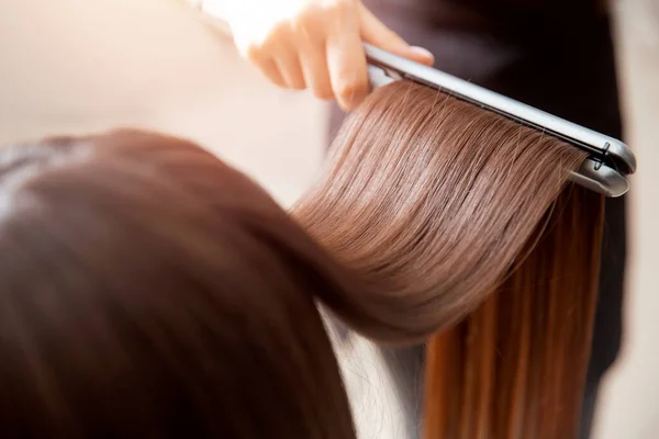 Kavram kaplaması, kaldırma. Keratin geri kazanma saç ve protein yığını profesyonel ultrasonik demir alet ile — Stok fotoğraf