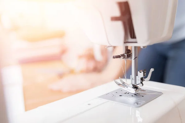 Luogo di lavoro della sarta sarta. Il designer femminile giovane ritaglia il modello di tessuto da linea di schizzo con forbici per abiti sartoriali e vestiti — Foto Stock