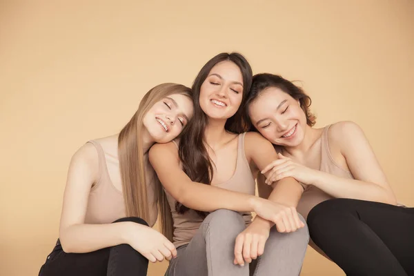 Grupp Multinationell vänskap mellan flickor, förening av kvinnlig enhet i världen. Begreppet hudvård, hår — Stockfoto