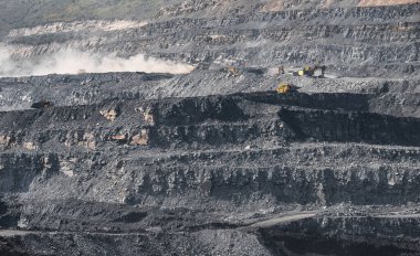 Toprağın jeolojik bölümü, kömür ve kaya katmanları. Benimkini aşırı yükleme, antrasit açar. Koyu desen siyah renk
