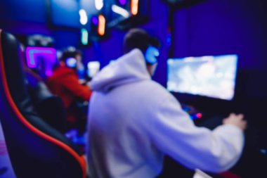 Bulanık arka plan profesyonel oyuncu akışı turnuvalar çevrimiçi oyunlar bilgisayar kulaklıklar, kırmızı ve mavi