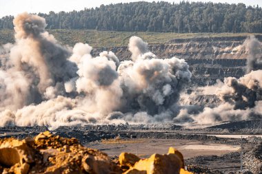 Açık kömür madeni endüstrisinde toz ve dumanla dolu patlayıcı çalışmalar
