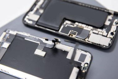 Modern cep telefonu tamir çipini kapatın. Akıllı telefonların restorasyonu ve bakımı için servis