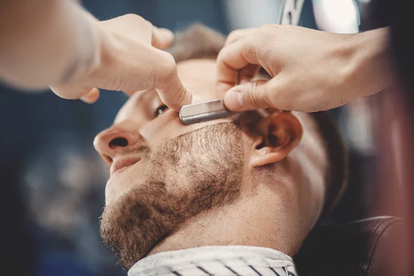 Proceso de peluquería afeitar hombre hipster barbudo afeitar en la barbería — Foto de Stock