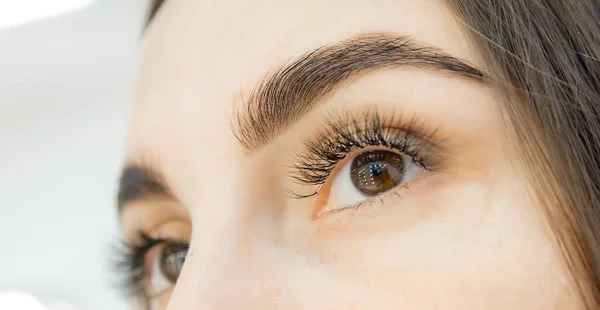 Correction and tinting eyebrows, master applies thread to woman on brow — Stock Photo, Image