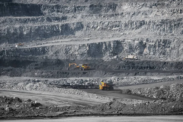 Open pit industria mineraria foto panoramica del flusso di lavoro delle macchine — Foto Stock