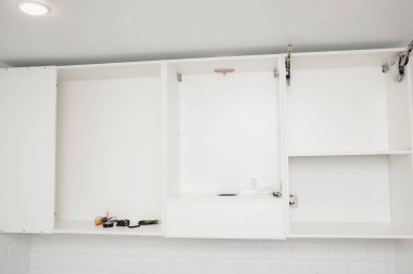 Mutfak kurulumu, kapı dolabı önde mobilya montajı, beyaz oyma.