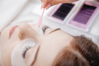 Kirpik uzatma prosedürü. Kadın taraklar sahte kirpikler