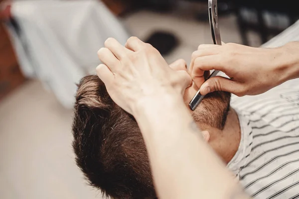 Barbiere processo rasatura rasoio barbuto hipster uomo in barbiere — Foto Stock