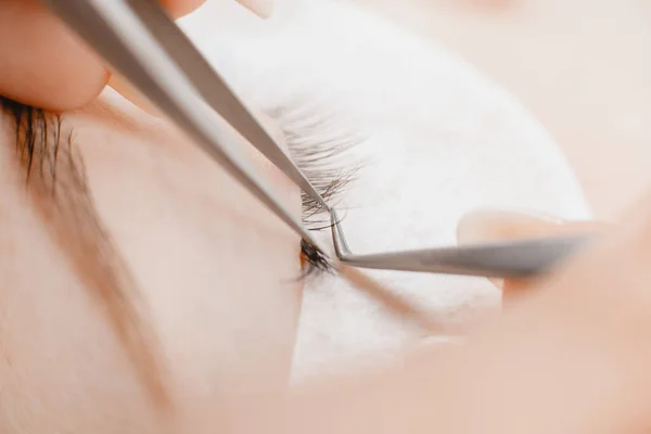 Conceito procedimento de extensão da pestana. Macro foto mulher com longas pestanas no salão de beleza — Fotografia de Stock