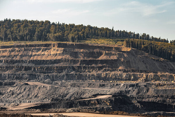 Геологический участок почвы, слои угля и породы. Перегрузка открывает шахтный антрацит. Чёрный цвет тёмной текстуры