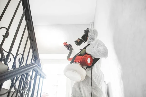Απολύμανση κορωνοϊού. Οι άνθρωποι σε hazmats κάνει καθαρισμό στο διαμέρισμα ανελκυστήρα — Φωτογραφία Αρχείου