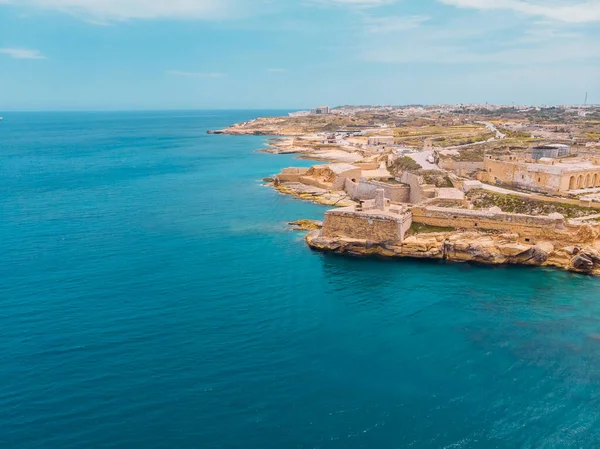 Древний каменный военный форт Мальта остров из кирпичных пород на берегу синего моря с видом на город Валетта, вид сверху — стоковое фото
