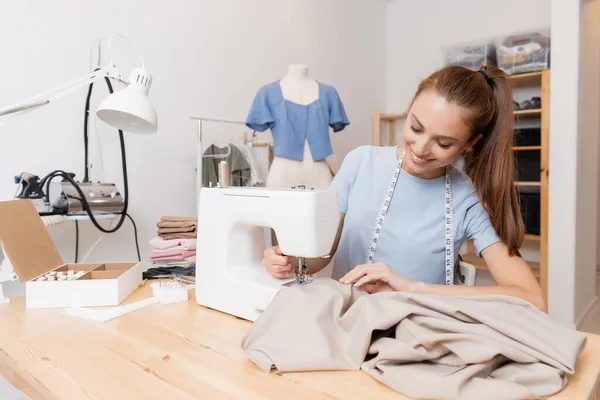 新しいファッショナブルな服を仕立て、職場を縫うと幸せな女性のシームレスストレステーラーメイド作品 — ストック写真