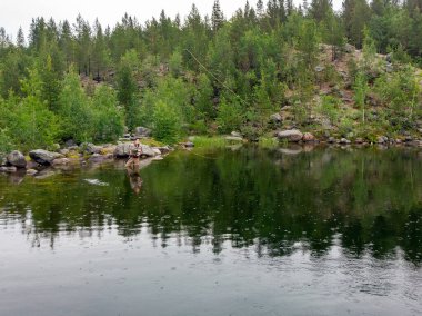 Dağ nehrindeki balıkçı botlarıyla somon balığı avlıyor, sabah. Havadan üst görünüm