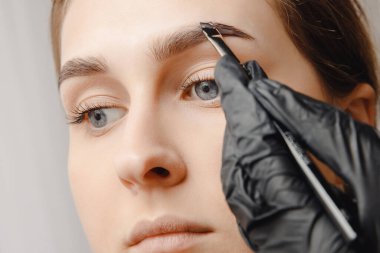 Kaş boyama ustası kadınlar, kaş düzeltme.