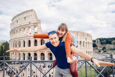 Roma, İtalya 'da selfie çeken ve gülümseyen genç çift. Seyahat kavramı