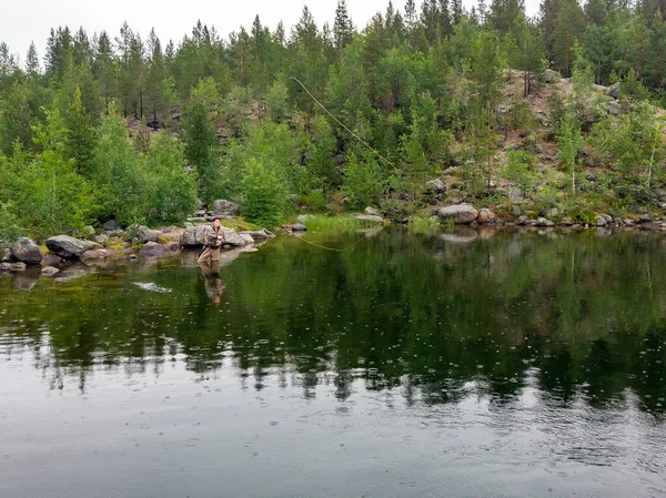 Dağ nehrindeki balıkçı botlarıyla somon balığı avlıyor, sabah. Havadan üst görünüm