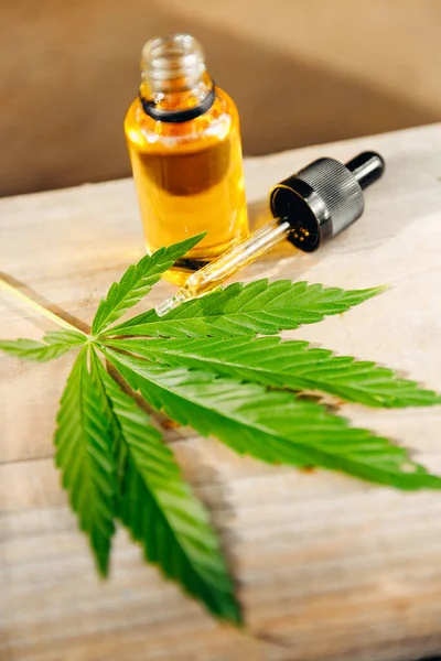 Концепція медичної марихуани. CBD олійної коноплі виділяє формулу в глеках трави і листя. — стокове фото