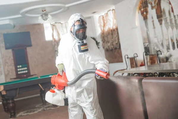 Especialista em controle de pragas em empreiteiro hazmat branco que trabalha em apartamento e hotel — Fotografia de Stock