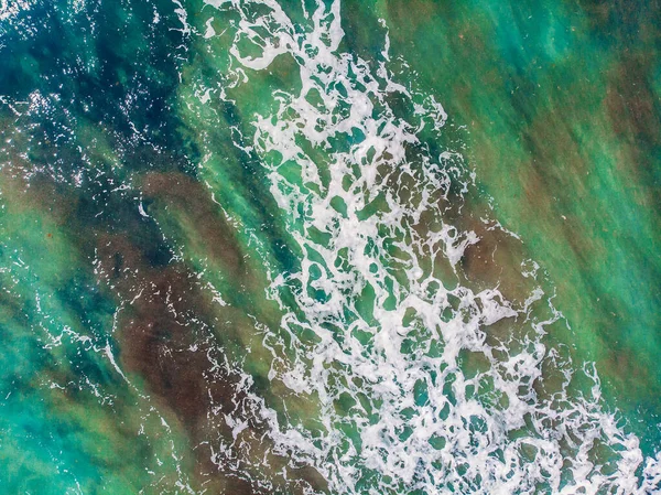 Pequeñas olas de color turquesa para surfear en aguas poco profundas de marea baja o baja, vista aérea — Foto de Stock