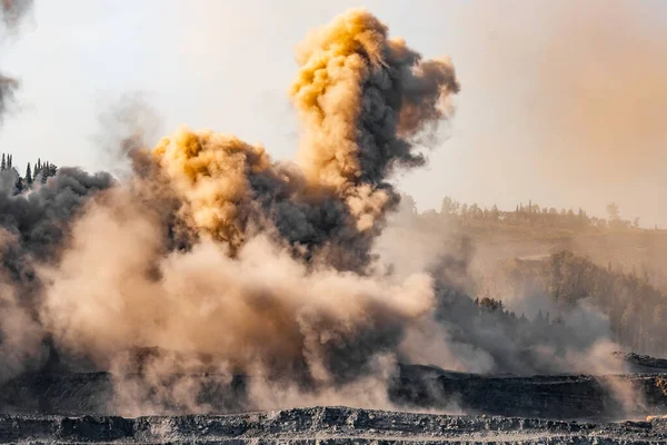 Açık kömür madeni endüstrisinde patlayıcı çalışmalar
