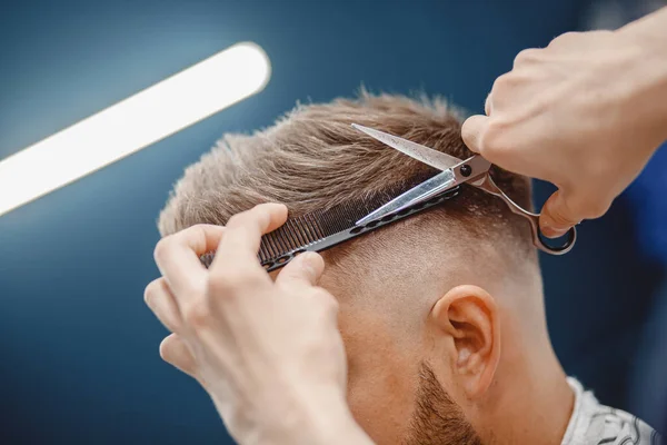Conceito Barbearia para o homem. Close-up mestre Barbeiro faz penteado para cara — Fotografia de Stock