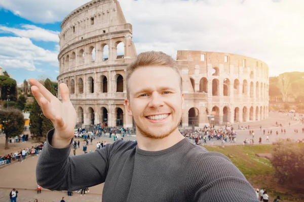Χαρούμενος νεαρός που βγάζει σέλφι και χαμογελάει Κολοσσαίο στη Ρώμη, Ιταλία. Αντίληψη ταξιδιού — Φωτογραφία Αρχείου