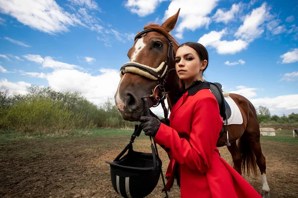 Femme jockey est à cheval brun, Sport équestre en plein air — Photo