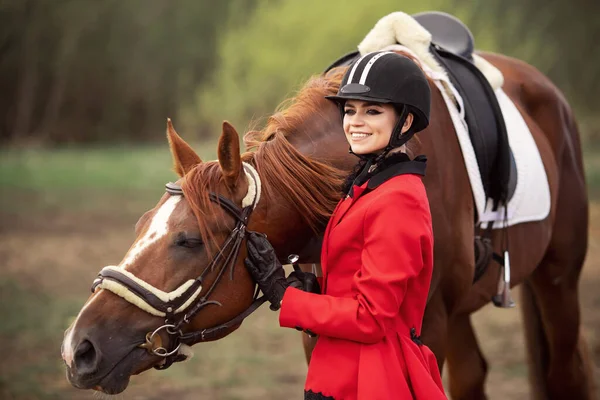 Belle femme jockey cavalier avec cheval brun à l'extérieur — Photo