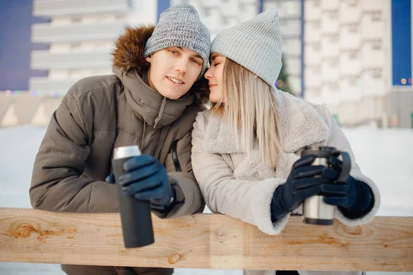 Vacaciones activas de invierno amigos de chico y chica con tazas de termos en sus manos con bebidas calientes — Foto de Stock