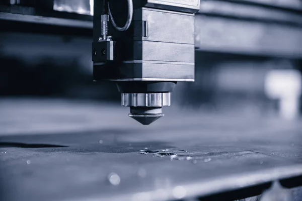Mavi renkli Laser CNC. Hafif kıvılcımlı metal kesimi. Modern endüstriyel teknoloji. — Stok fotoğraf