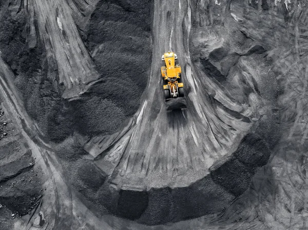 Mine à ciel ouvert, industrie extractive pour le charbon, vue aérienne — Photo