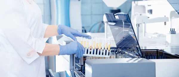 Científico descarga muestras de sangre para probar ADN, VIH, SIDA, virus en el laboratorio — Foto de Stock