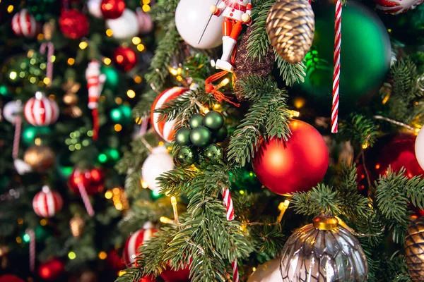 Árbol de pino verde de Navidad con fondo bokeh luz — Foto de Stock