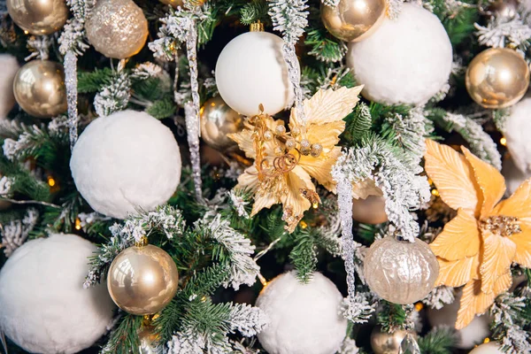 Gedecoreerde kerstboom wit en goud kleur, close-up van speelgoed en decor — Stockfoto