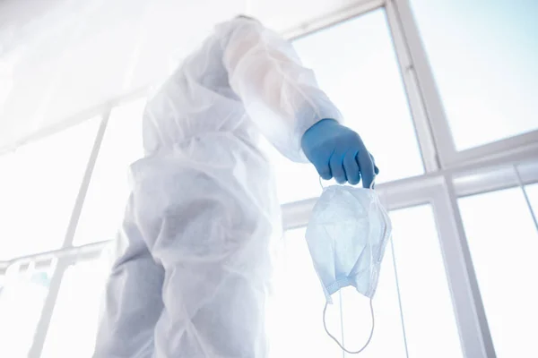 간호사는 코로나 바이러스에 대한 보호 마스크를 착용 한다. 배너의 의료 직원 생물학적 위험 예방 장비 — 스톡 사진