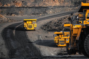 Açık maden endüstrisi, kömür taşımak için büyük sarı maden kamyonu.