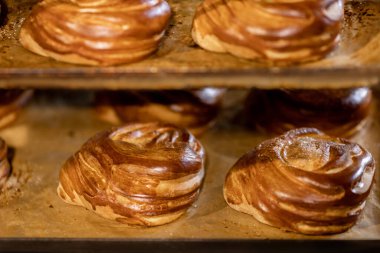 Şekerli çörek, fırın endüstriyel gıda üretim hattında pişirilir.