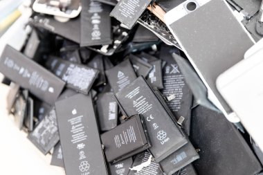 RUSSIA - 27 Temmuz 2020: Kırık iPhone Apple telefonu geri dönüşüm çipi tamir atölyesinde şarj edilebilir piller kullandı