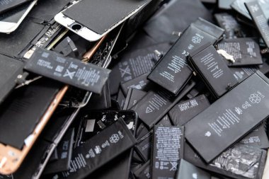 RUSSIA - 27 Temmuz 2020: Kırık iPhone Apple telefonu geri dönüşüm çipi tamir atölyesinde şarj edilebilir piller kullandı