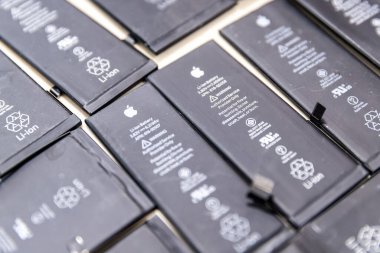 RUSSIA - 27 Temmuz 2020: Kırık iPhone Apple telefonu geri dönüşüm çipi tamir atölyesinde şarj edilebilir piller kullandı