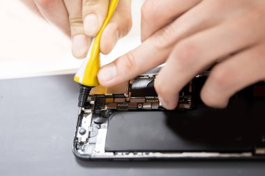 Ekran değiştirildiğinde cep telefonunu mühürlemek ve onarmak için silikon uygulanma işlemi