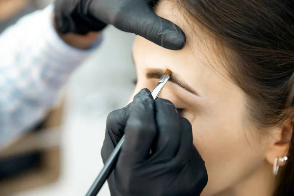 Master kleuren van wenkbrauw haar vrouwen, wenkbrauw correctie — Stockfoto